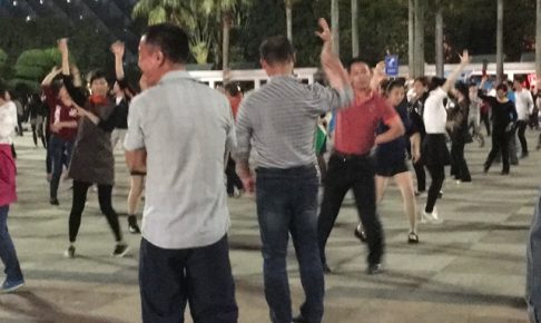 中国の広場で踊るおじさん