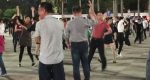中国の広場で踊るおじさん